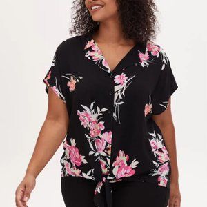 NWT Torrid Black Floral Challis Tie Front Blouse SZ 2